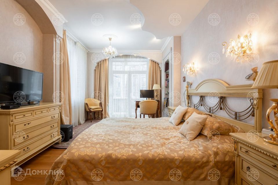Продаётся 4-комнатная квартира, 165 м²