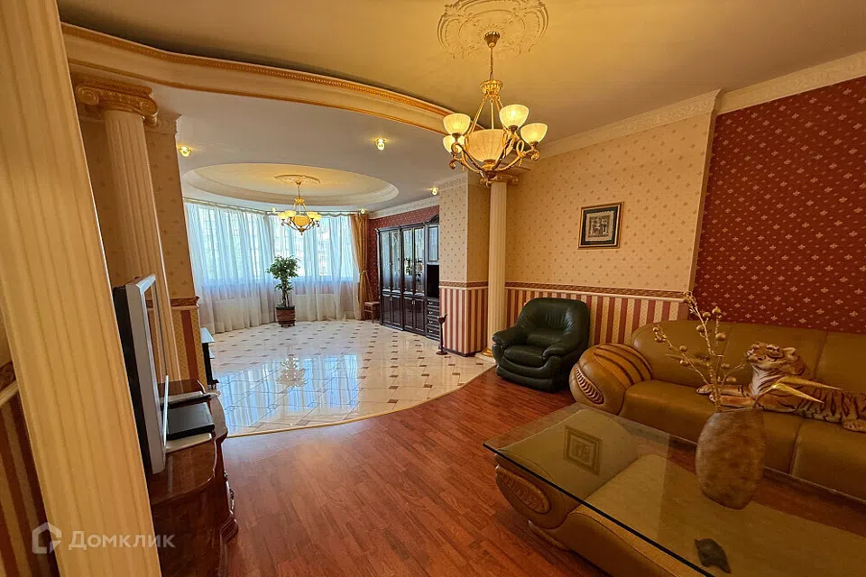 Продаётся 5-комнатная квартира, 220 м²