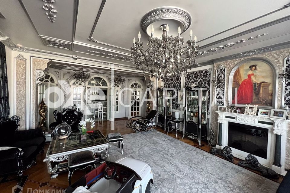 Продаётся 4-комнатная квартира, 175.6 м²