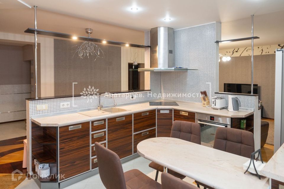 Продаётся 3-комнатная квартира, 158.3 м²