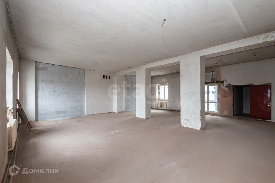 Продаётся 4-комнатная квартира, 135 м²