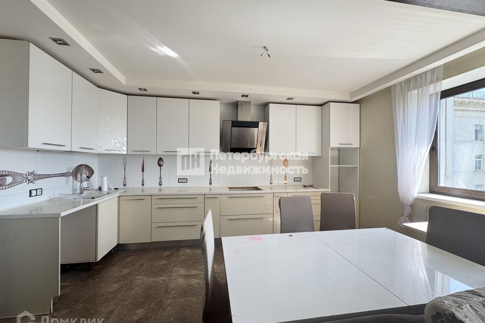 Продаётся 3-комнатная квартира, 111.9 м²