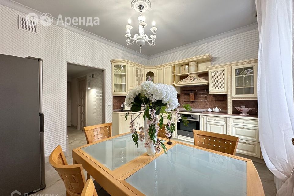 Сдаётся 4-комнатная квартира, 147 м²