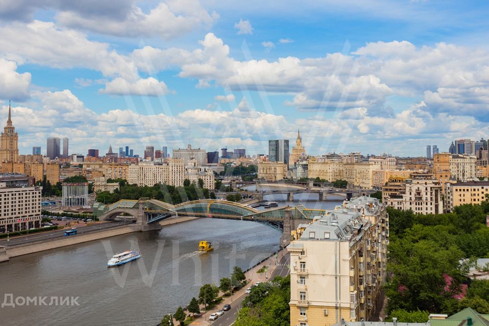 Продаётся 4-комнатная квартира, 215 м²