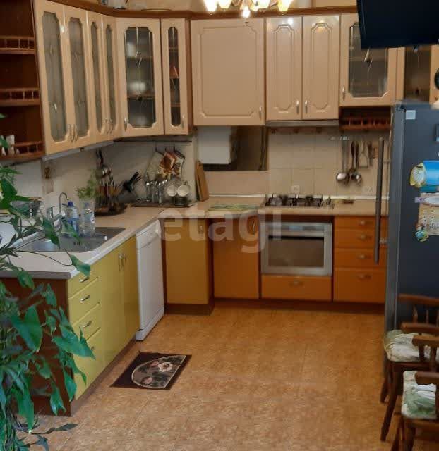 Продаётся 4-комнатная квартира, 130 м²