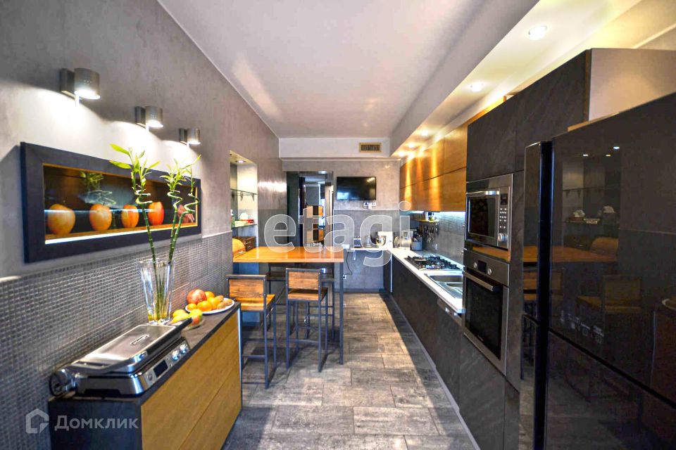 Продаётся 3-комнатная квартира, 136.6 м²