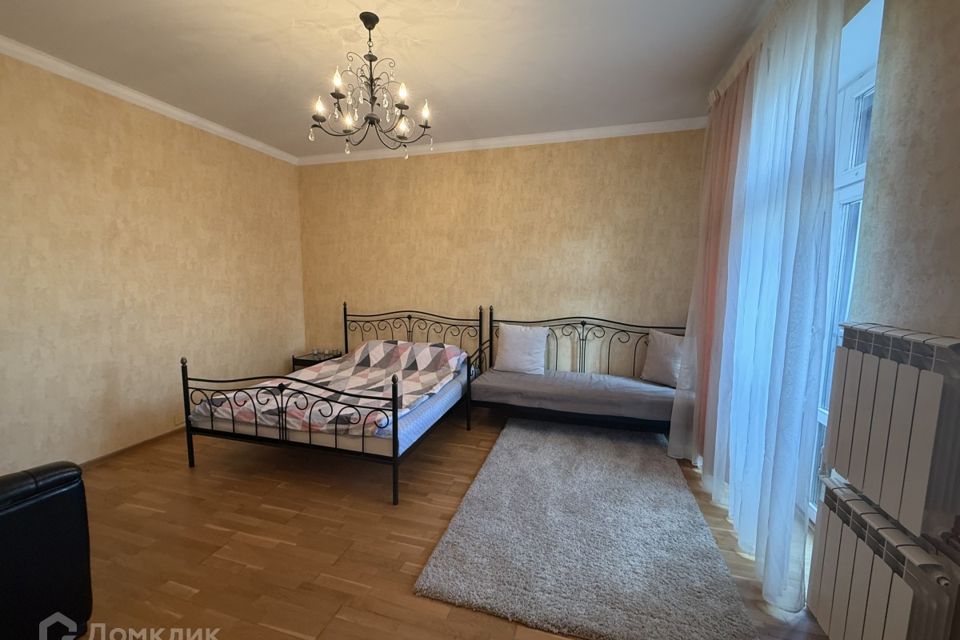 Продаётся 4-комнатная квартира, 189.9 м²