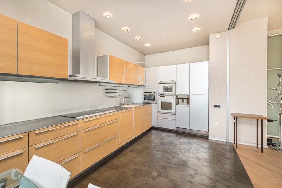 Продаётся 4-комнатная квартира, 180 м²