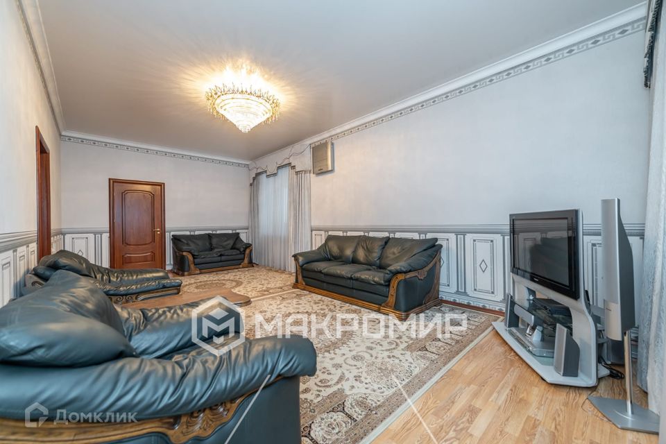 Продаётся 4-комнатная квартира, 138 м²