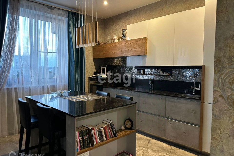 Продаётся 4-комнатная квартира, 146 м²