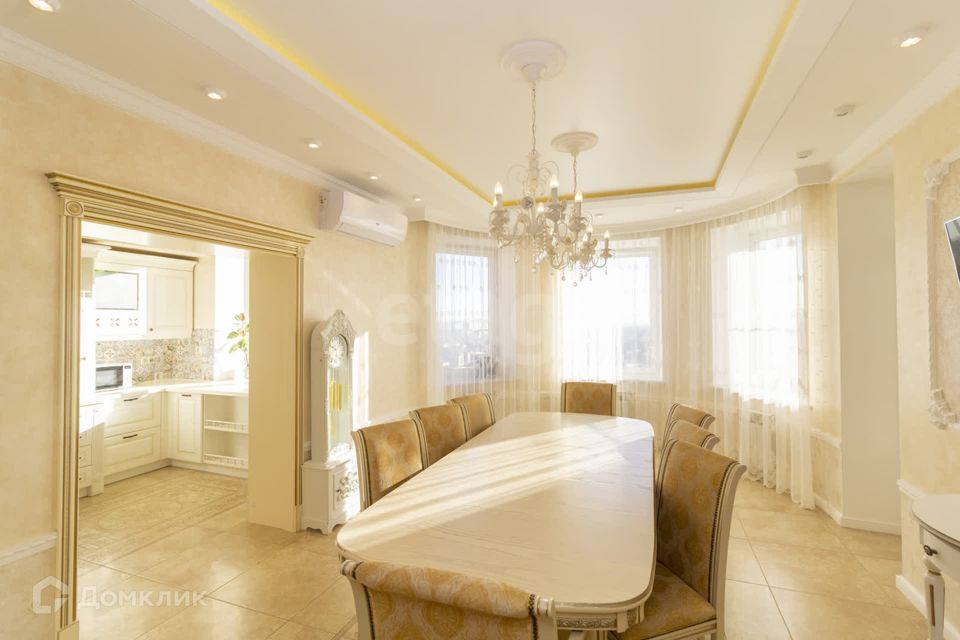 Продаётся 3-комнатная квартира, 145.5 м²