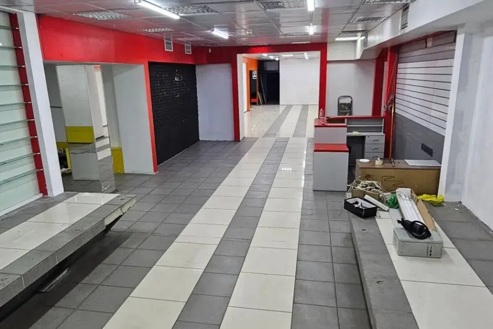 Сдаётся торговое помещение, 300 м²