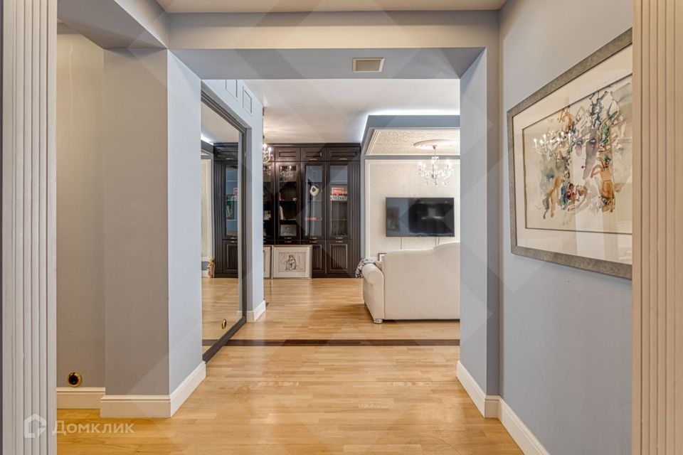 Продаётся 3-комнатная квартира, 135.7 м²