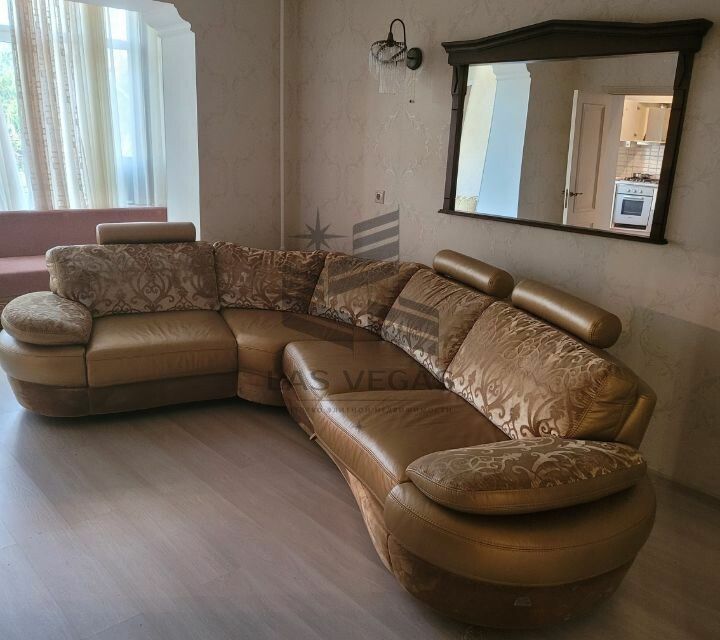 Сдаётся 4-комнатная квартира, 140 м²