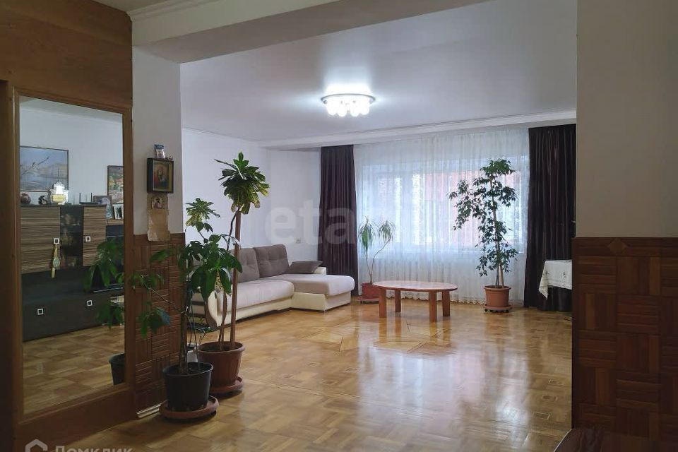 Продаётся 2-комнатная квартира, 101.4 м²