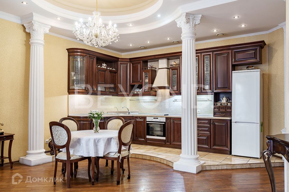 Продаётся 3-комнатная квартира, 137 м²