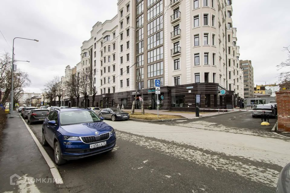 Продаётся 4-комнатная квартира, 192.6 м²