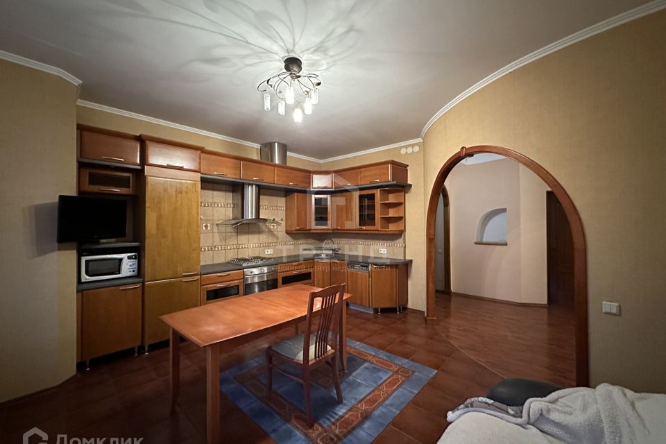 Продаётся 4-комнатная квартира, 135 м²