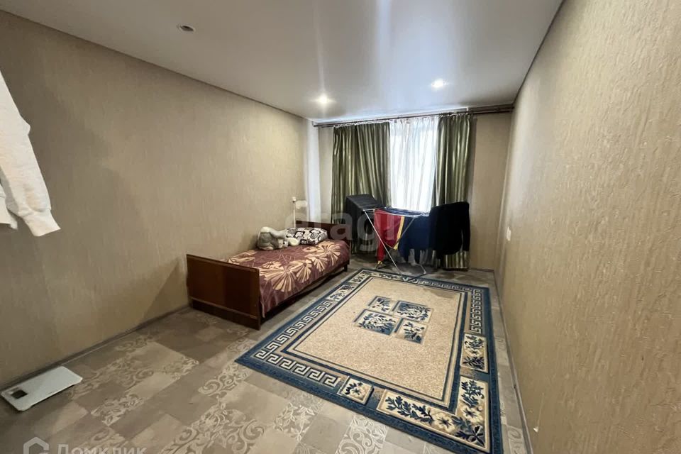 Продаётся комната в 8-комн. квартире, 253.8 м²