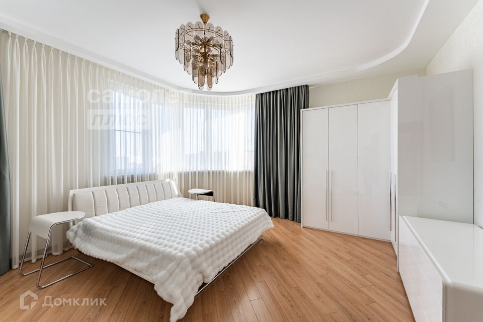 Продаётся 4-комнатная квартира, 166 м²