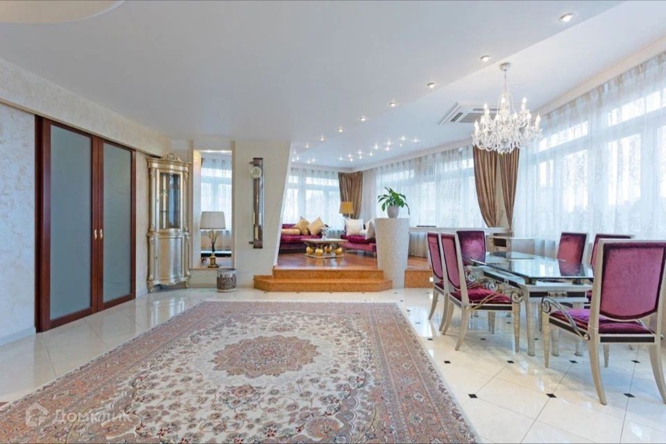 Продаётся 3-комнатная квартира, 220 м²