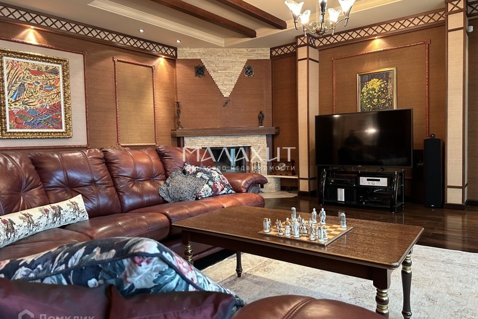 Продаётся 4-комнатная квартира, 200.2 м²