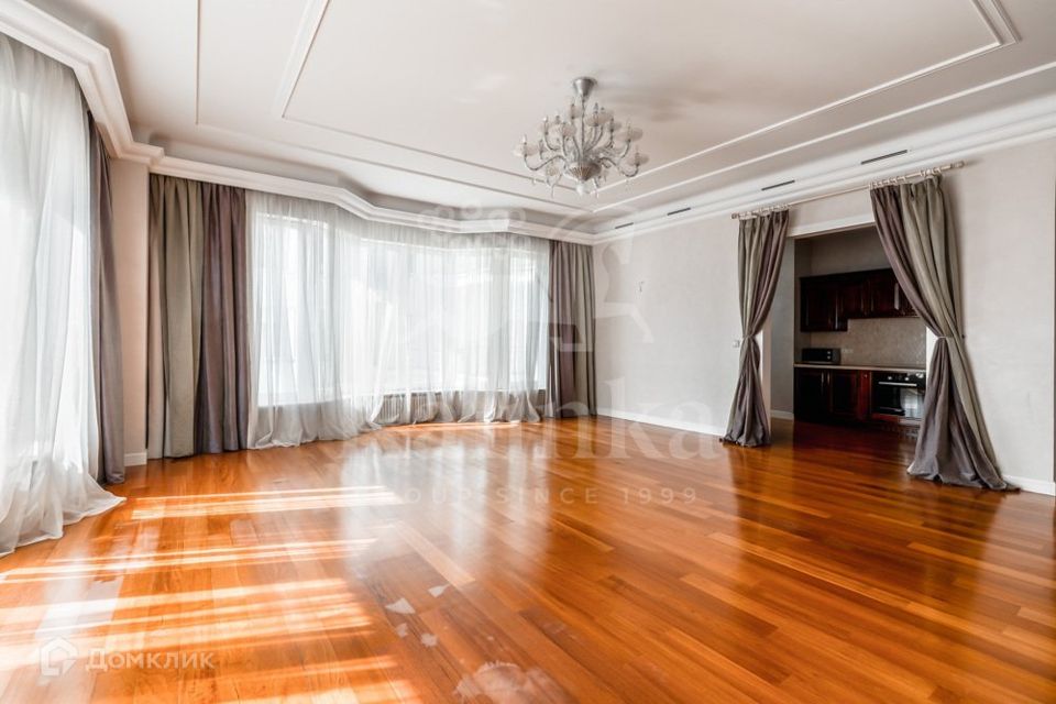 Продаётся 3-комнатная квартира, 156.6 м²