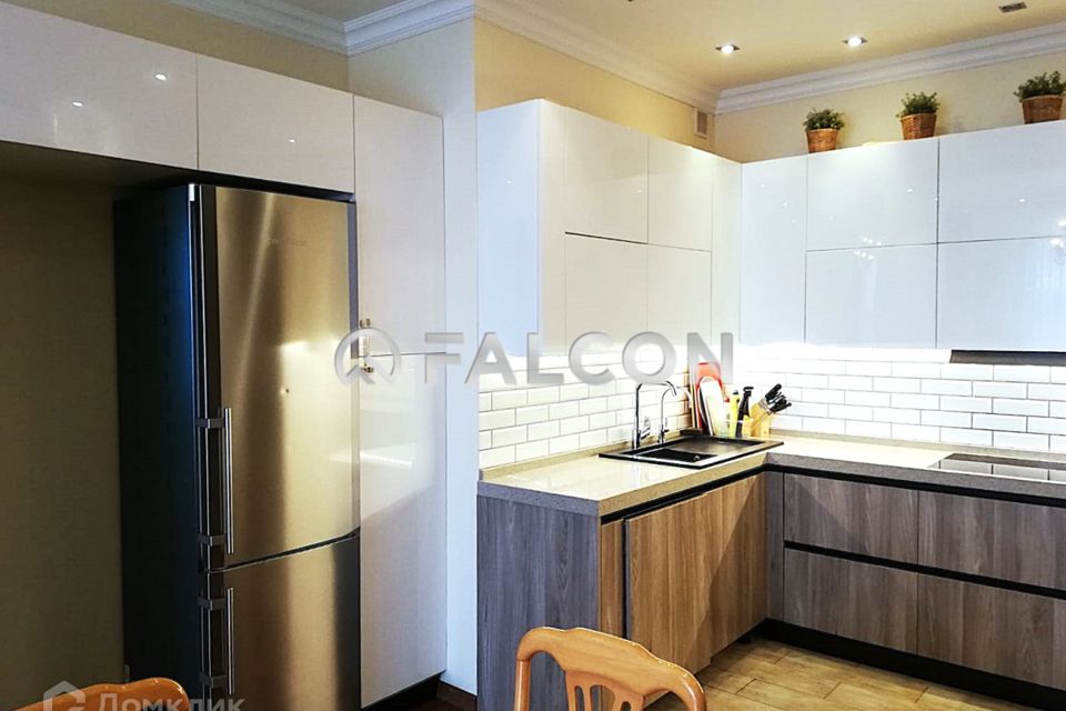 Продаётся 4-комнатная квартира, 136 м²