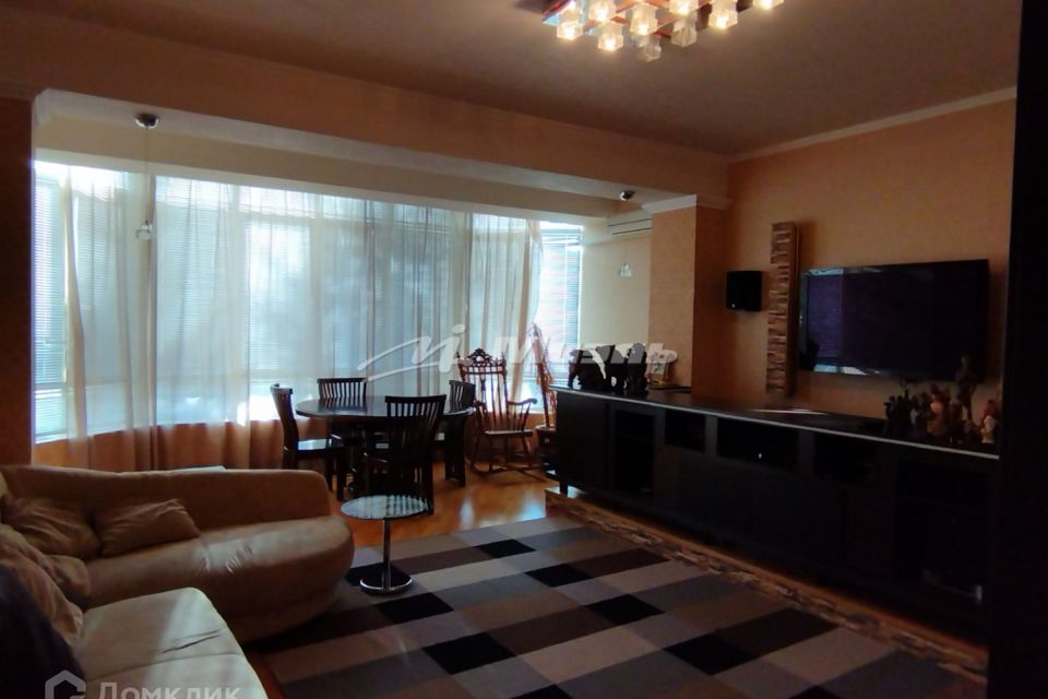 Продаётся 4-комнатная квартира, 220 м²