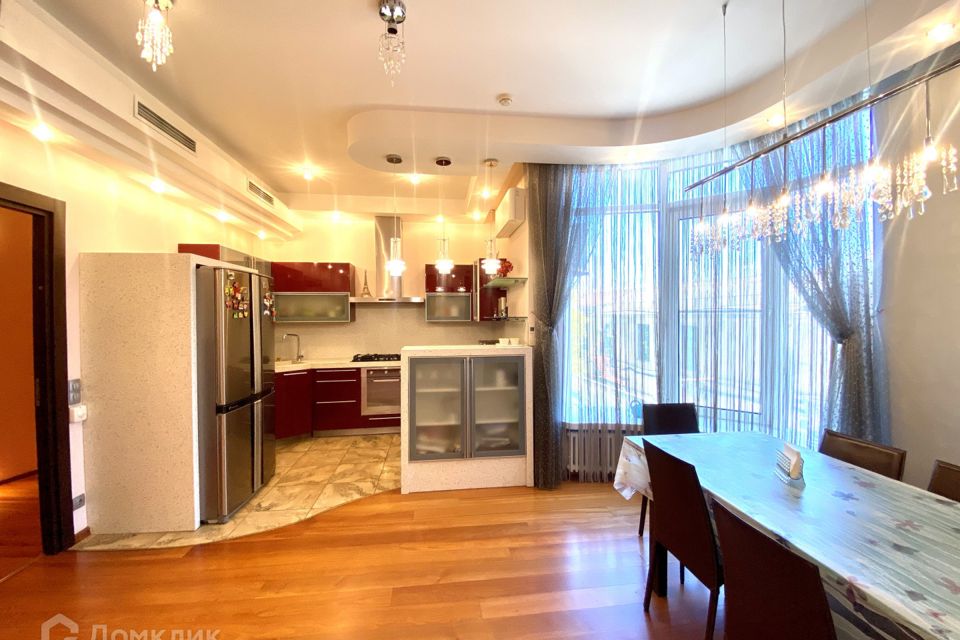 Сдаётся 4-комнатная квартира, 200 м²
