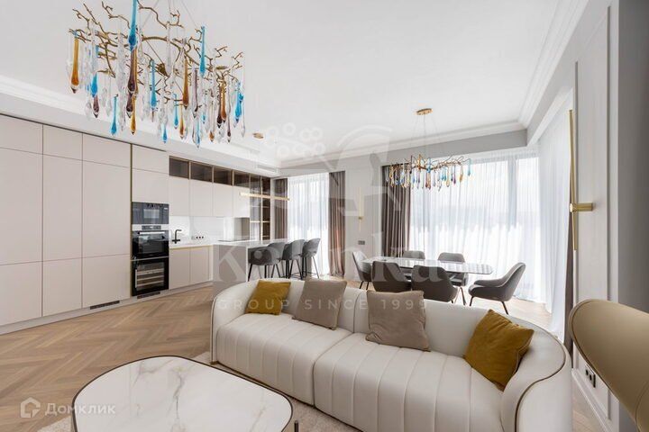 Продаётся 4-комнатная квартира, 138 м²