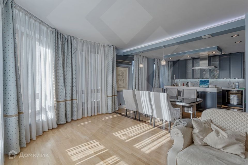 Продаётся 3-комнатная квартира, 135.7 м²