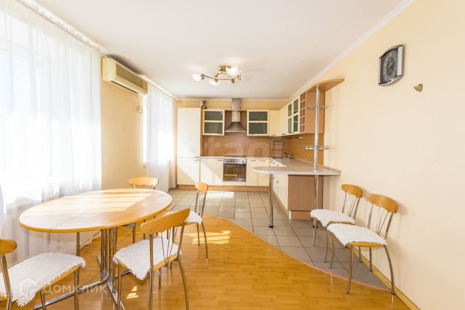 Продаётся 4-комнатная квартира, 141.2 м²