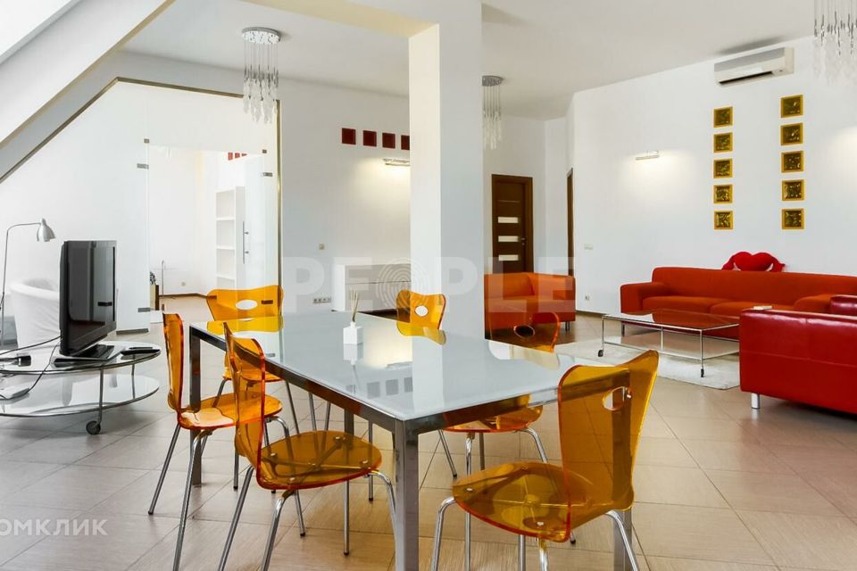 Продаётся 4-комнатная квартира, 223 м²