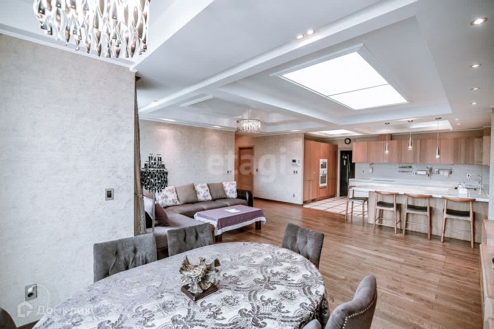 Продаётся 3-комнатная квартира, 172.2 м²
