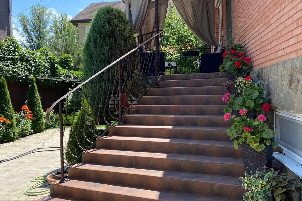 Продаётся 3-этажный дом, 354 м²