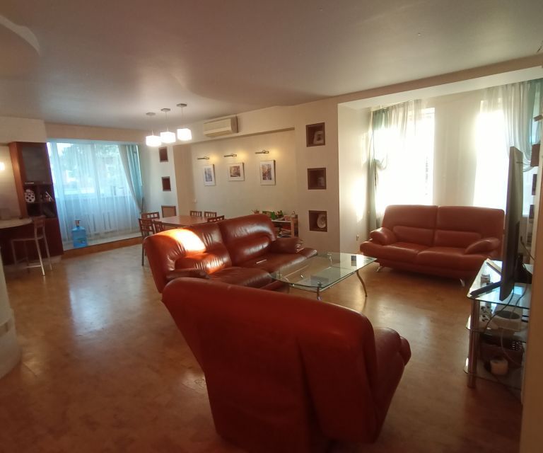 Продаётся 4-комнатная квартира, 153 м²