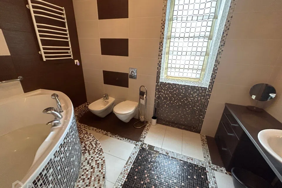 Сдаётся 2-комнатная квартира, 65 м²