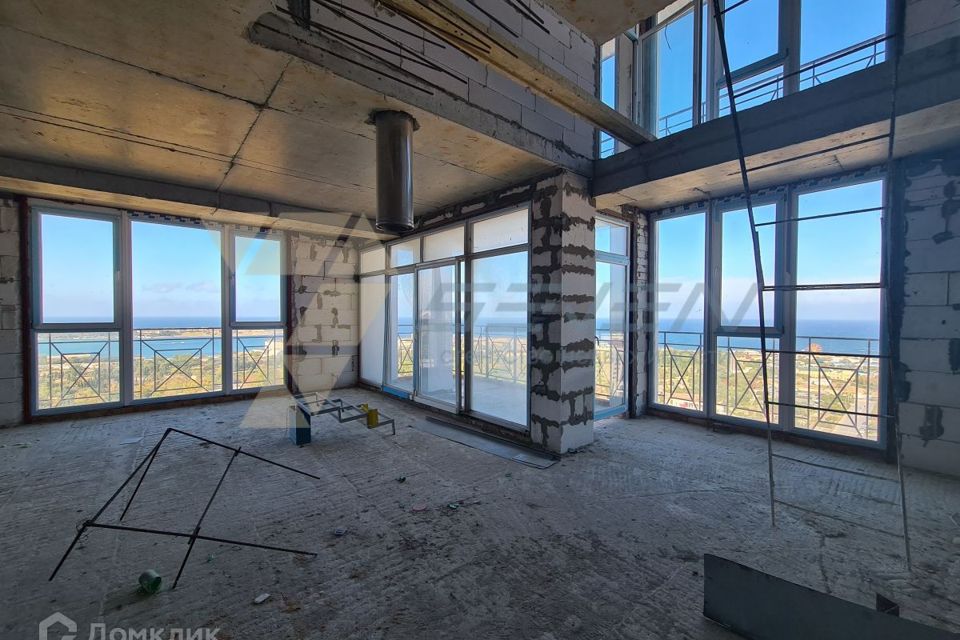Продаётся 4-комнатная квартира, 210 м²