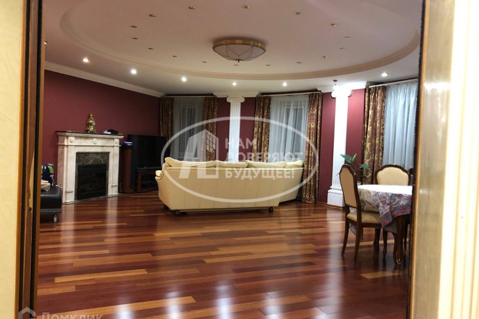 Продаётся 4-комнатная квартира, 135 м²