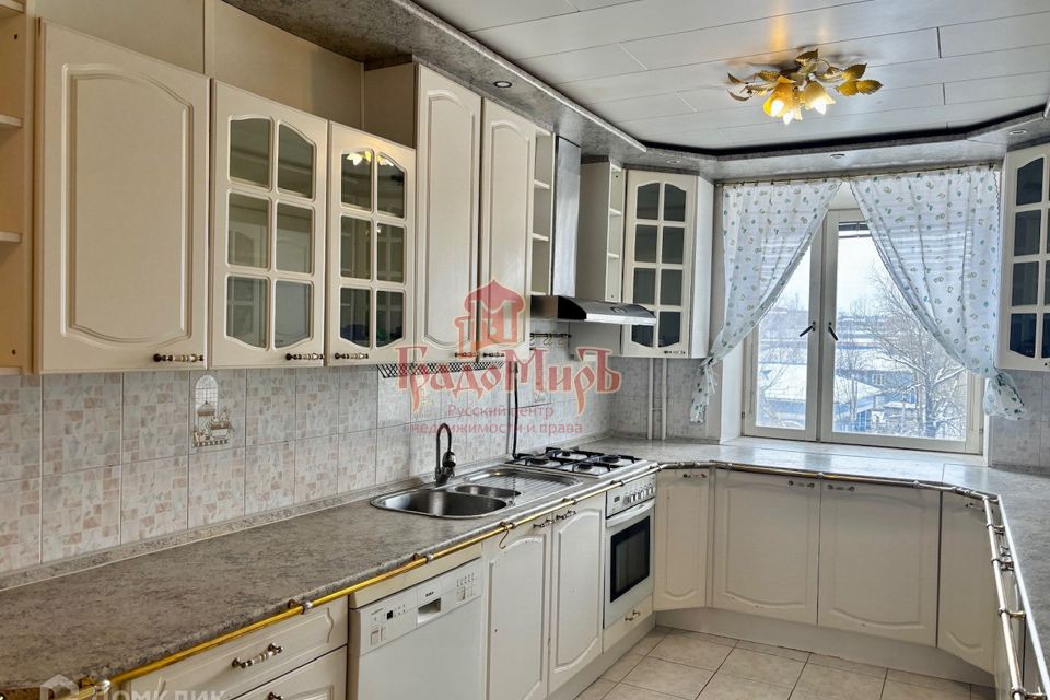 Продаётся 4-комнатная квартира, 141 м²