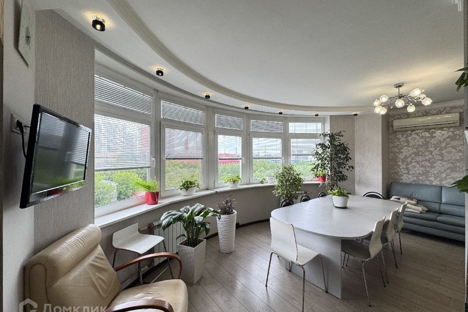 Продаётся 3-комнатная квартира, 108 м²