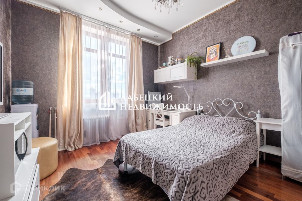 Продаётся 4-комнатная квартира, 141.2 м²