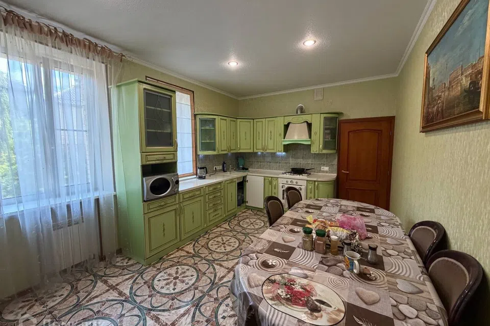 Продаётся 2-этажный дом, 235 м²