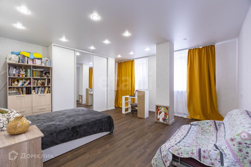 Продаётся 3-комнатная квартира, 145.2 м²