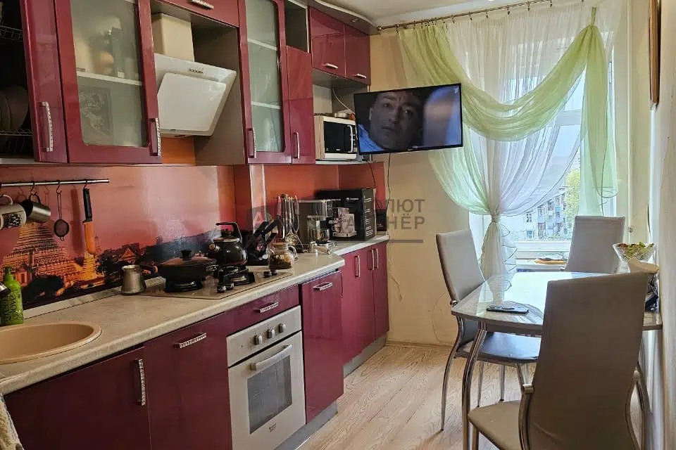 Продаётся 4-комнатная квартира, 75.8 м²