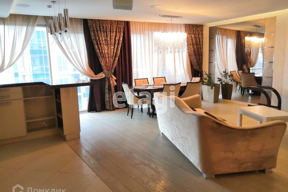 Продаётся 3-комнатная квартира, 167.5 м²