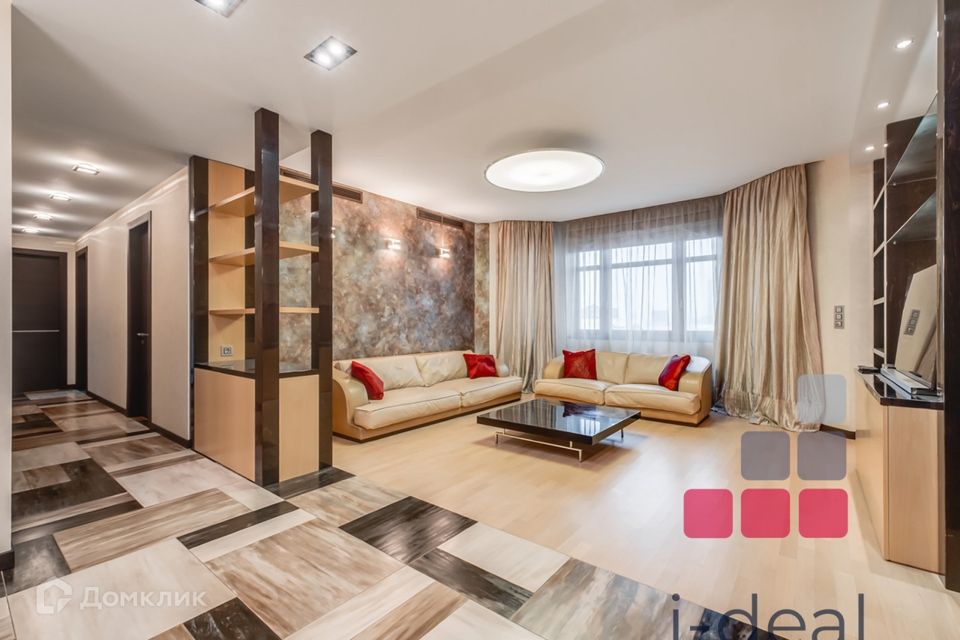 Продаётся 3-комнатная квартира, 140 м²