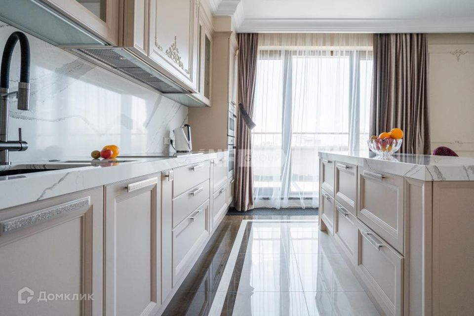 Продаётся 4-комнатная квартира, 162.6 м²