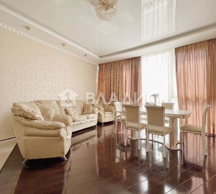 Продаётся 3-комнатная квартира, 168.5 м²